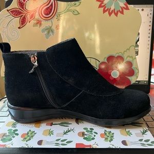 Softwalk Trieste Suede Bootie in Black  7.5 W    NEW in Box
